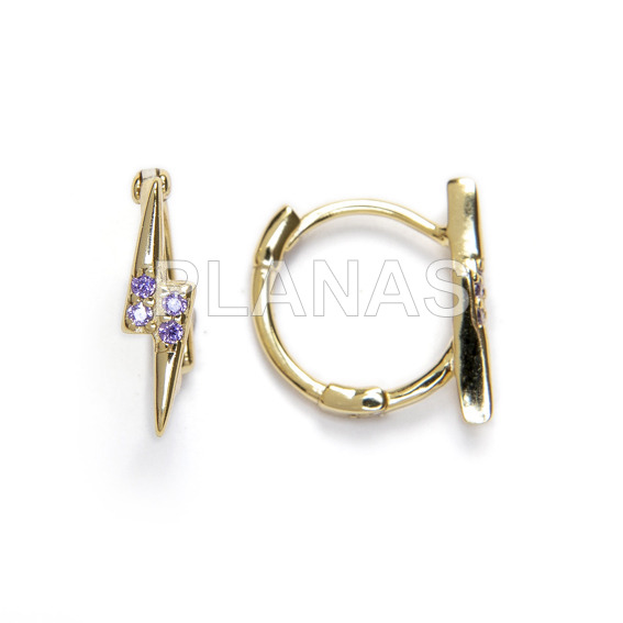 Aros en Plata de Ley y Baño oro con Circonitas lilas. RAYO