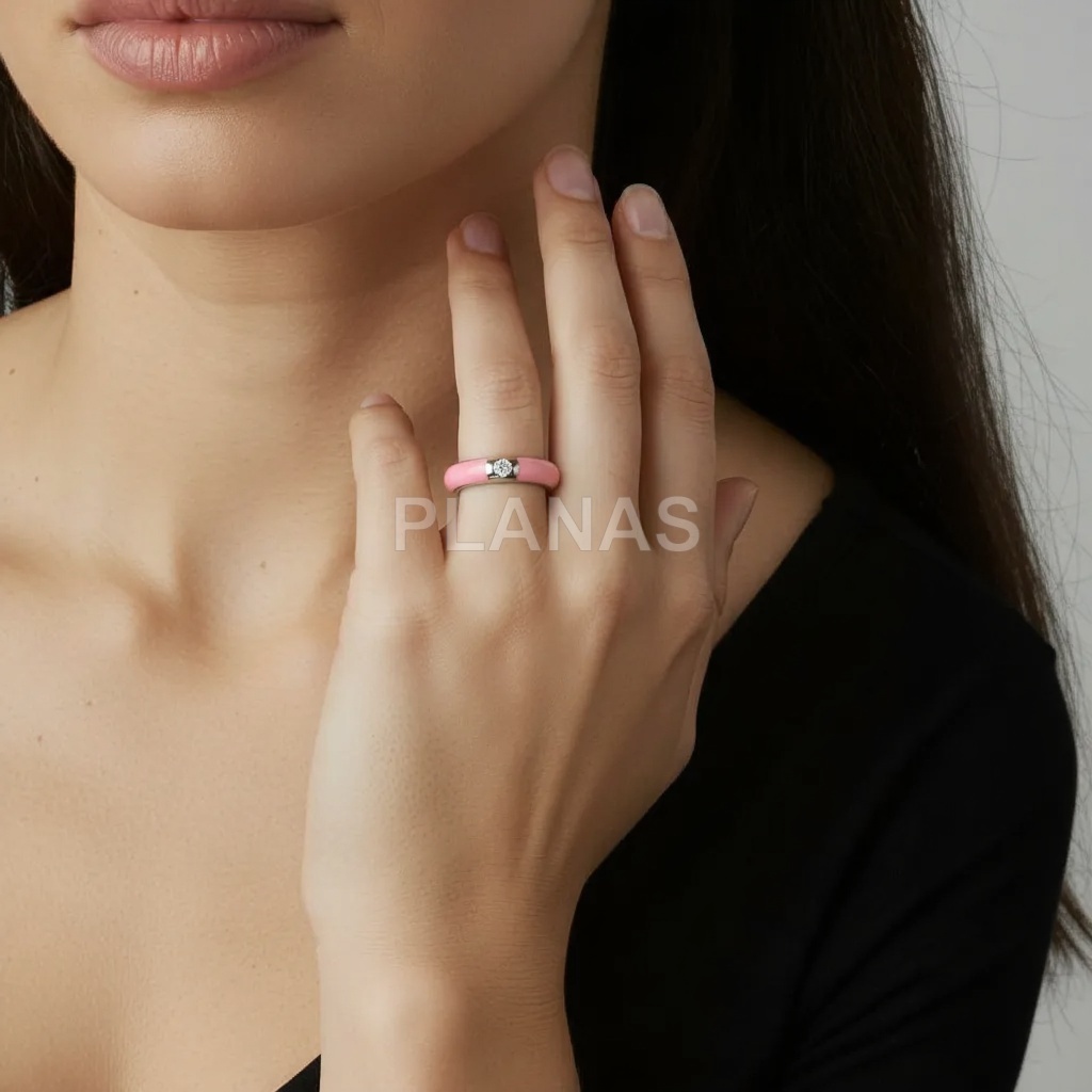 Anel de prata esterlina banhado a ródio com zircônia e esmalte rosa.