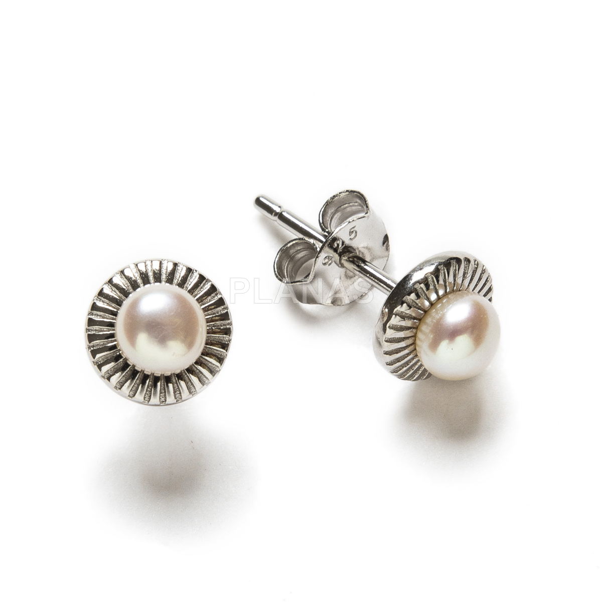Pendientes en plata de ley Rodiada con perla Cultivada de 4mm.