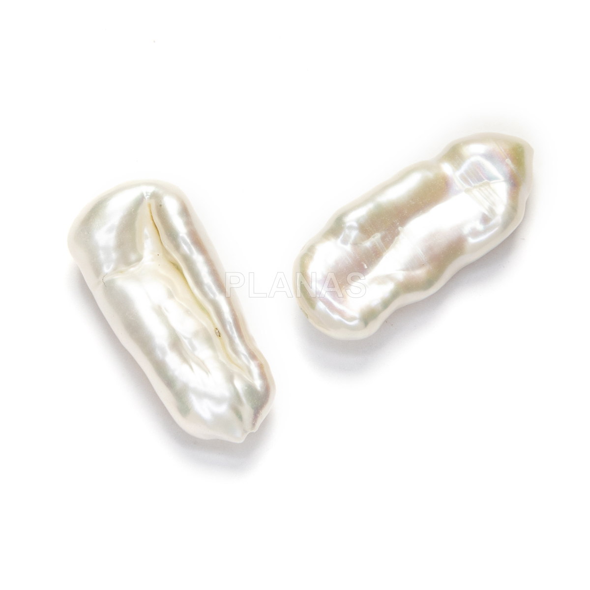 Freshwater cultured pearl. 22x10mm.