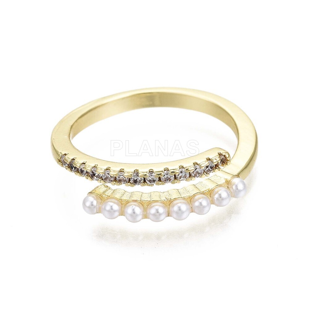 Anel banhado a latão e ouro com zircões e pérolas. 