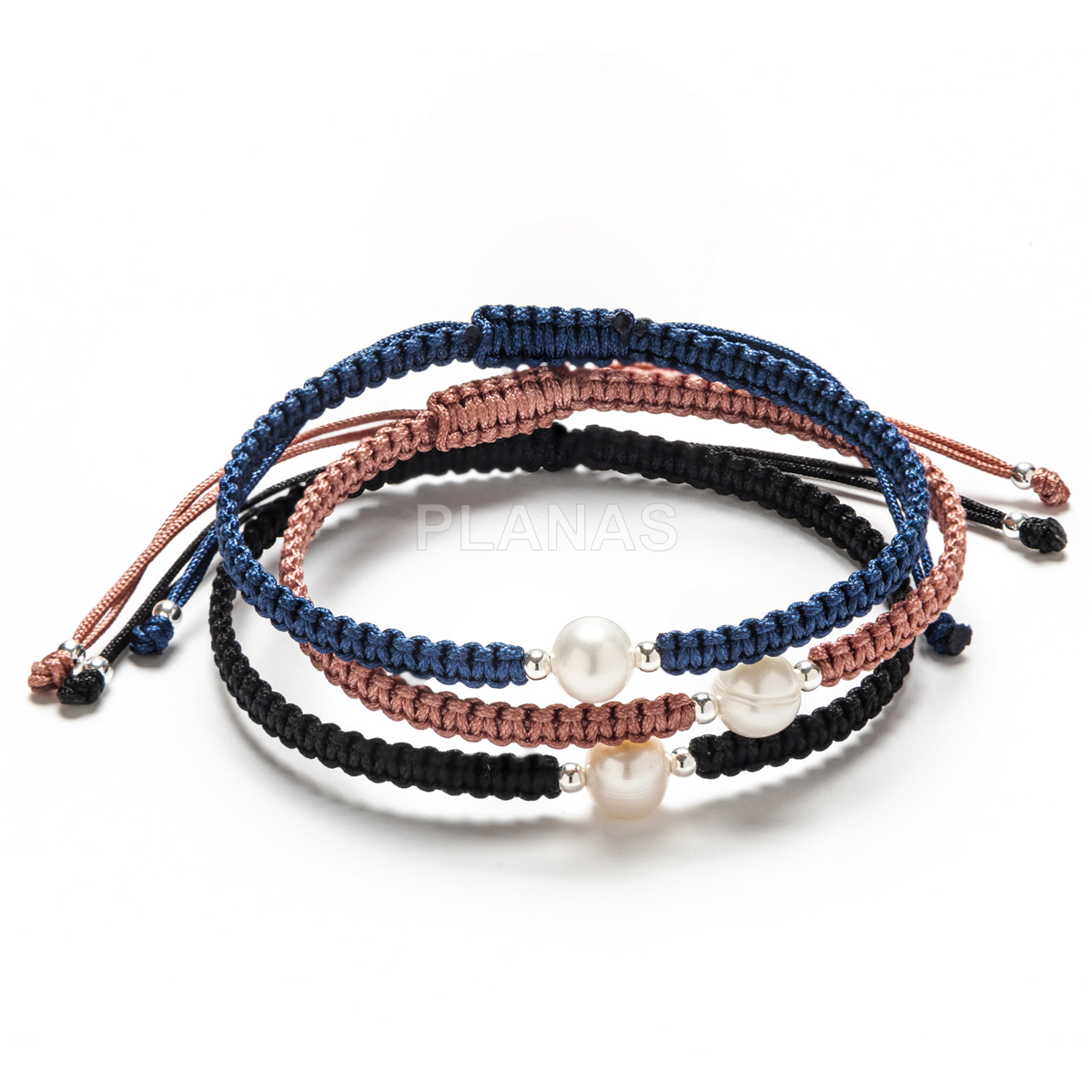 Pulseira de macramê em prata de lei e pérola cultivada. 