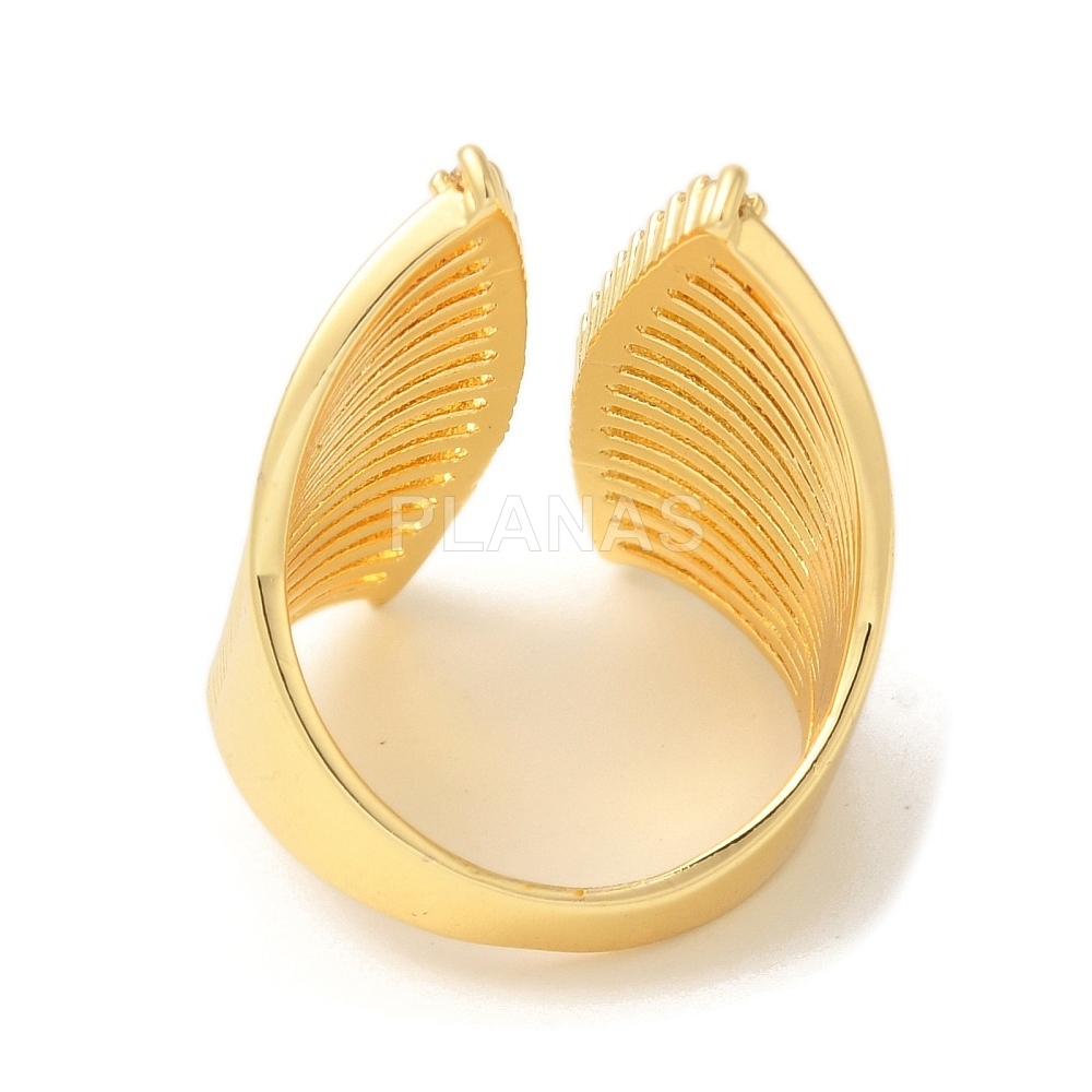 Anel em latão e banhado a ouro com zircônias brancas. 