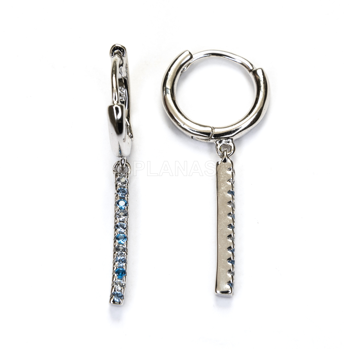 Argolas de prata esterlina e zircônia azul.   