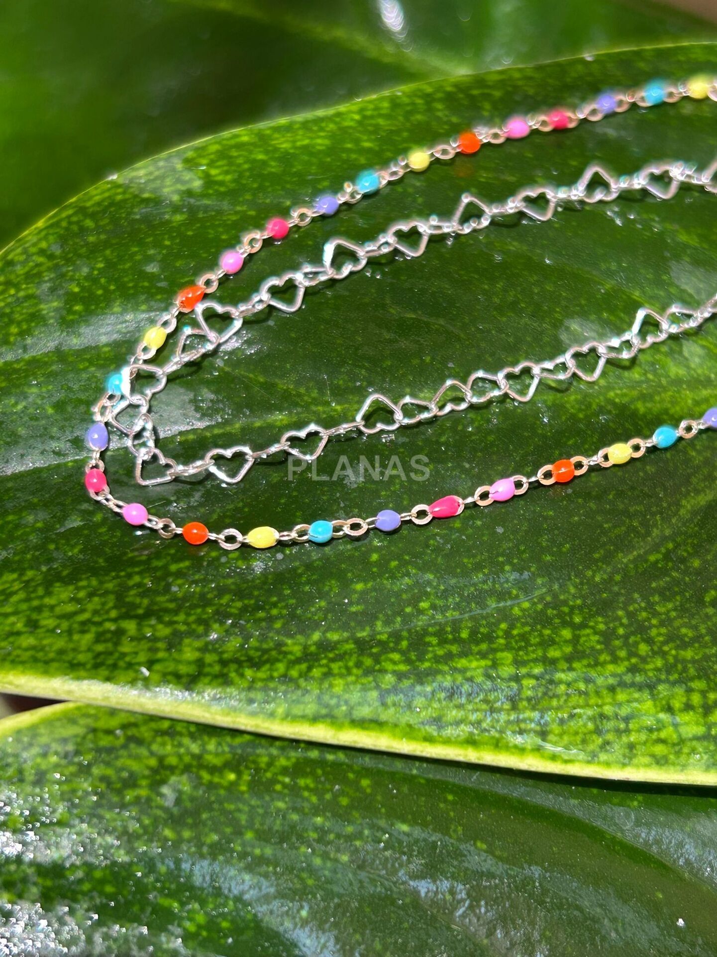 Tornozeleira ou pulseira de prata esterlina com contas esmaltadas coloridas e corações. 