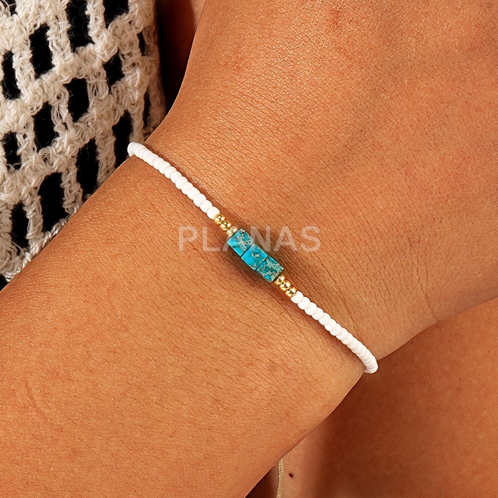 Pulseira de nylon ajustável com contas japonesas.