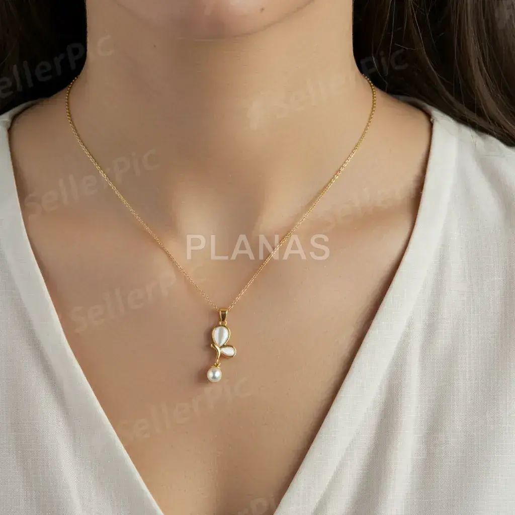 Colar em prata de lei e banhado a ouro com madrepérola e uma pérola de concha de 5 mm. formato de borboleta.