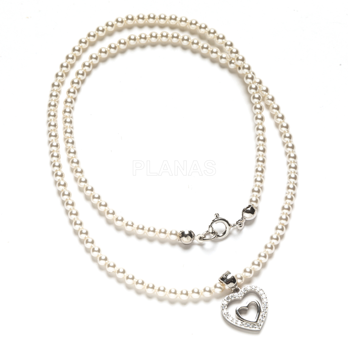 Colar em prata de lei com banho de ródio, cravejado com zircônias cúbicas de 3mm de alta qualidade e pérolas. formato de coração.