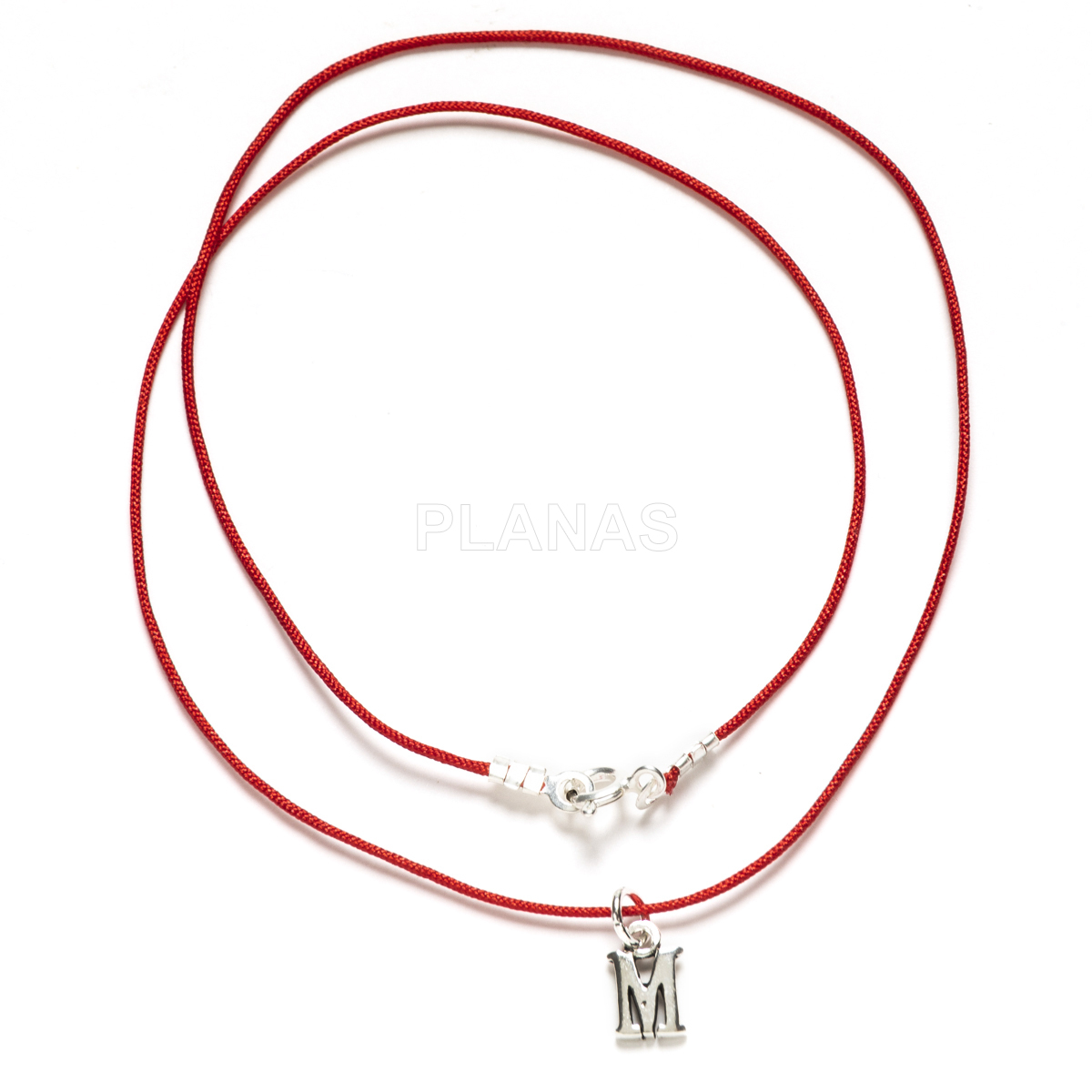 Collar en cordón de macramé rojo con inicial en Plata de ley a escoger.