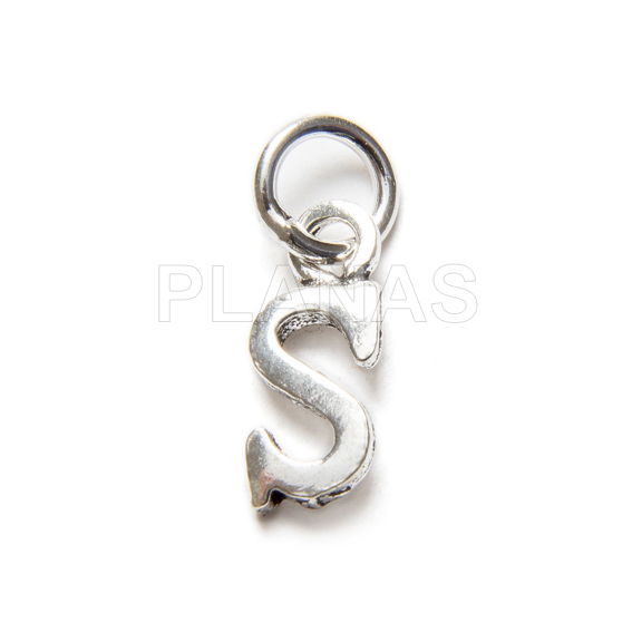 Colar com cordão de macramê preto e inicial em prata de lei à sua escolha.