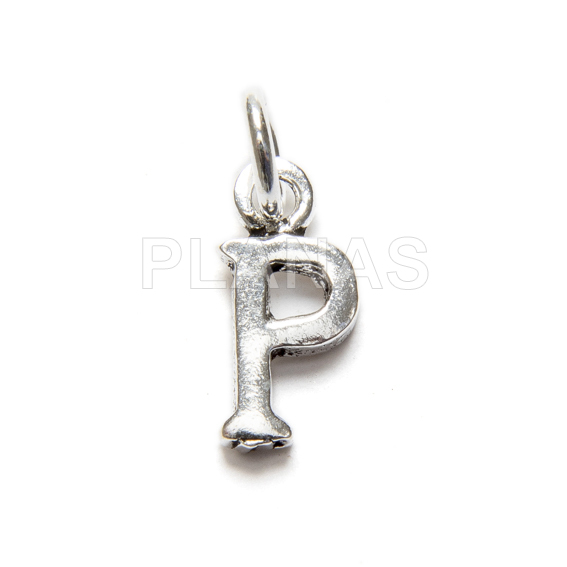 Colar com cordão de macramê preto e inicial em prata de lei à sua escolha.