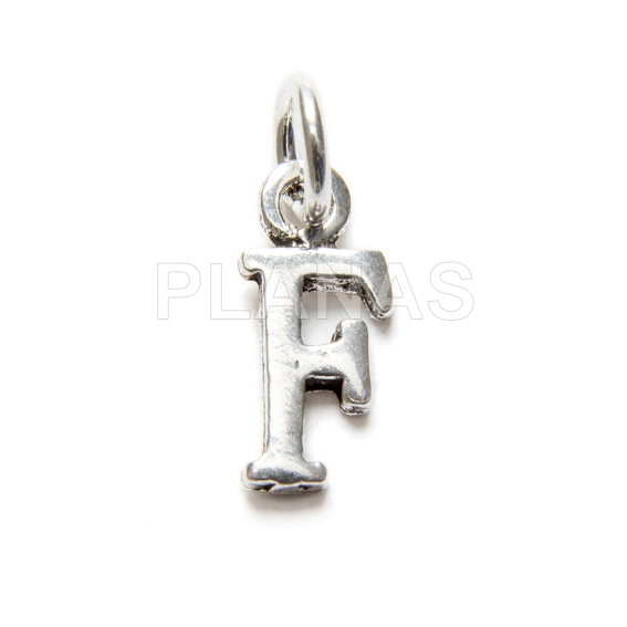 Colar com cordão de macramê preto e inicial em prata de lei à sua escolha.