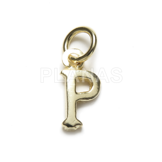 Colar de macramê preto com inicial, disponível em prata de lei e banho de ouro.