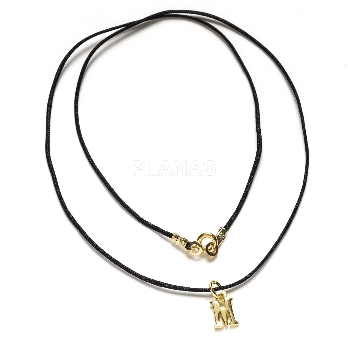 Colar de macramê preto com inicial, disponível em prata de lei e banho de ouro.