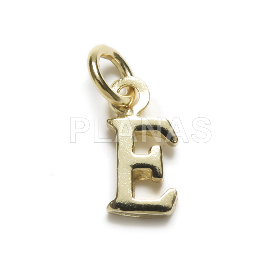 Colar de macramê preto com inicial, disponível em prata de lei e banho de ouro.