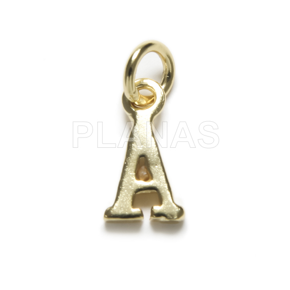 Colar de macramê preto com inicial, disponível em prata de lei e banho de ouro.