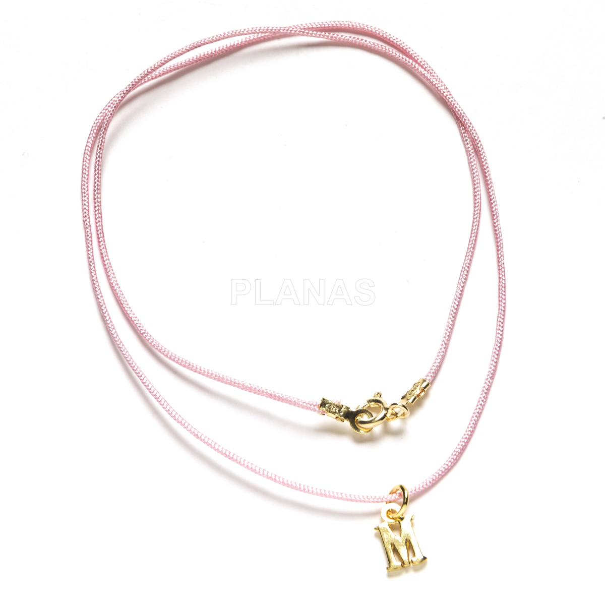 Colar de macramê rosa com inicial, disponível em prata de lei e banho de ouro.