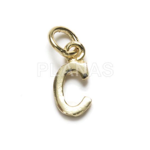 Colar de macramê rosa com inicial, disponível em prata de lei e banho de ouro.