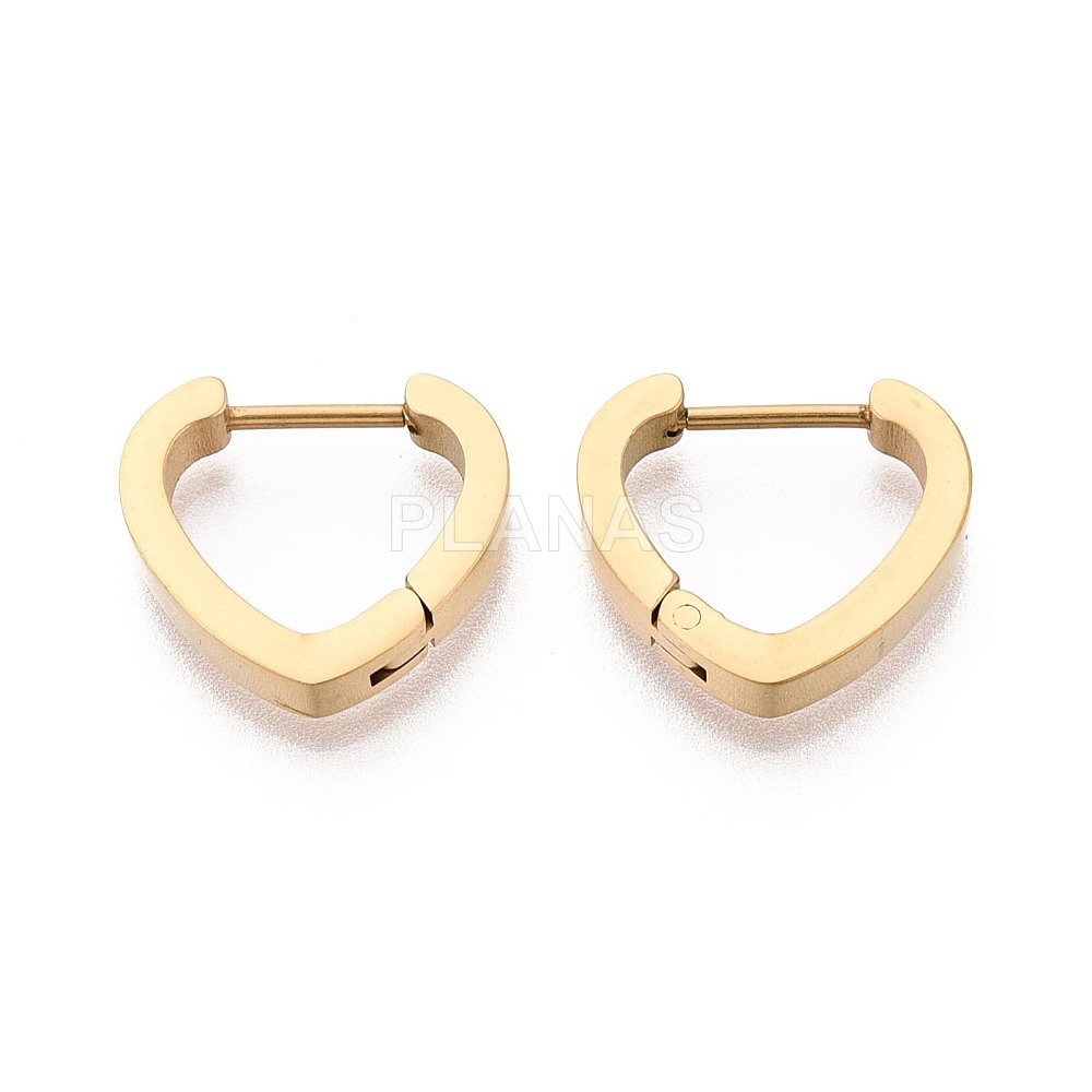 Brincos em aço inoxidável 304 com banho de ouro. formato de coração.