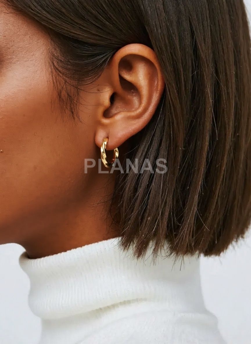 Brincos em aço inoxidável 304 com banho de ouro. 15 x 2 mm.