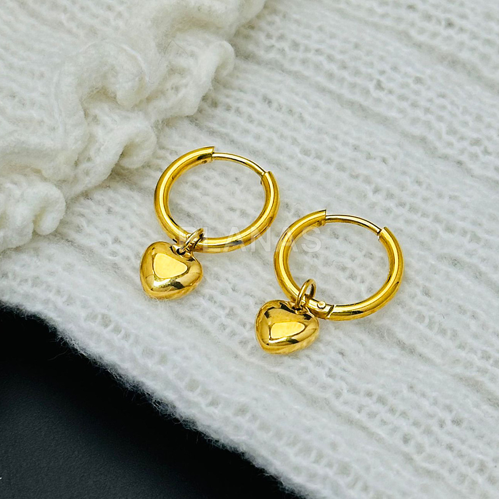 Brincos em aço inoxidável 304 com banho de ouro. formato de coração.