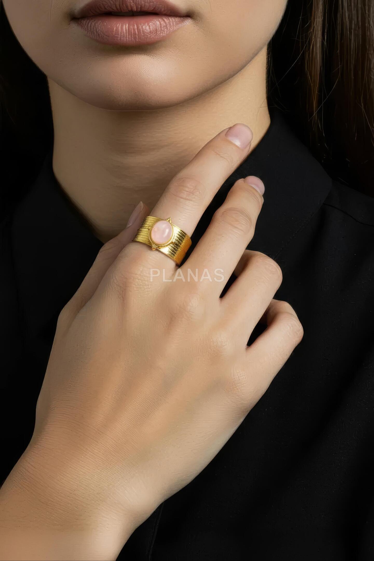 Anel em aço inoxidável 304 com banho de ouro e quartzo rosa.