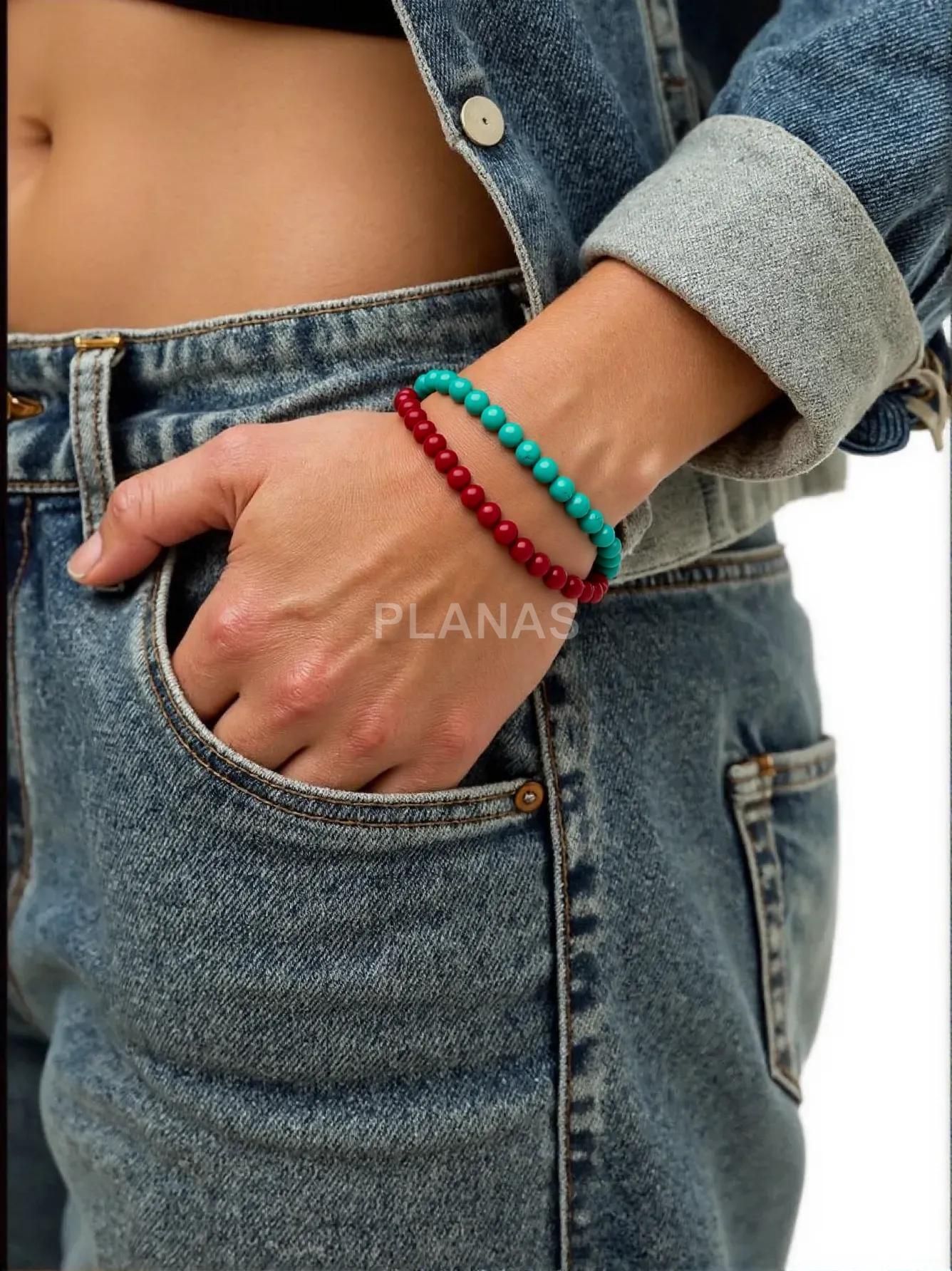 Pulseira elástica com turquesa e coral reconstituídos. 