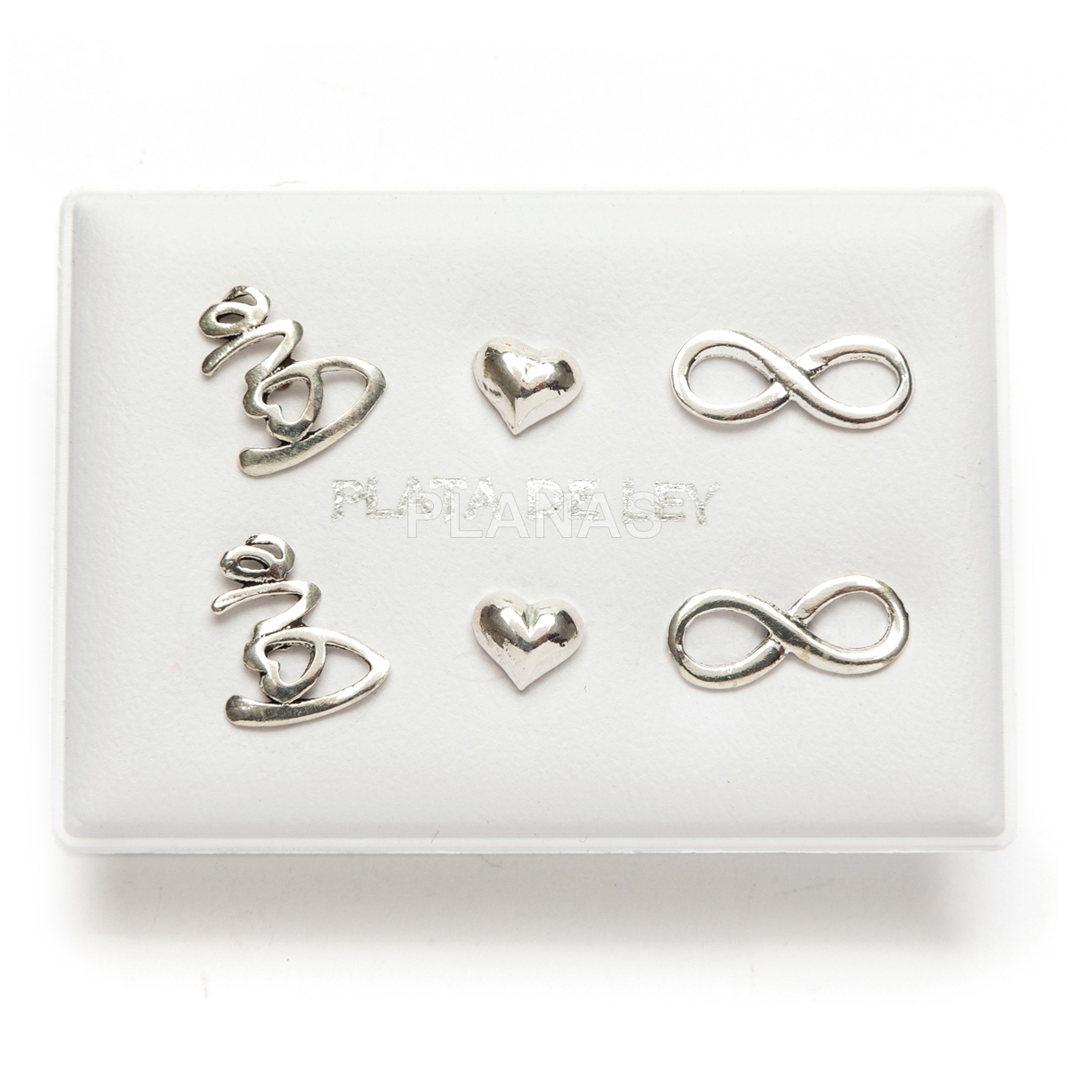 Exibição de 3 pares de brincos em prata de lei. coração, amor e infinito.
