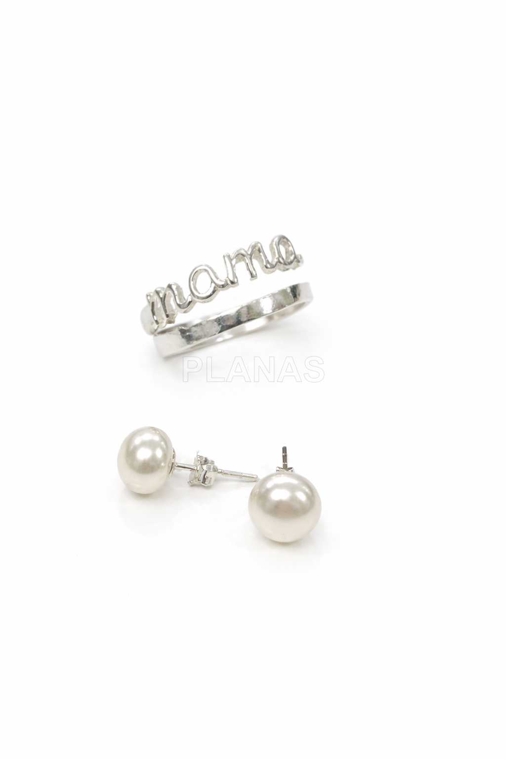 Conjunto composto por anel para o peito, brincos de pérola cultivada em prata de lei e caixa de joias.