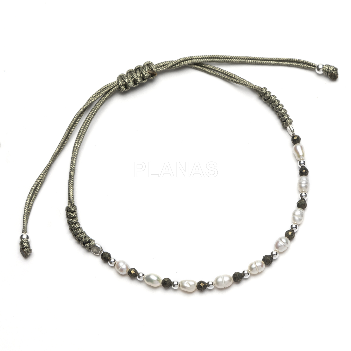 Pulseira de macramê em prata de lei e pérola cultivada. 