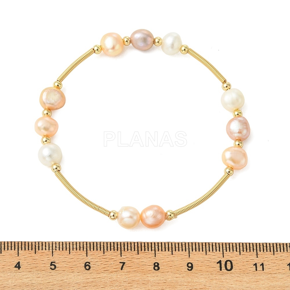 Pulsera en Latón con baño Oro 18k y perlas cultivadas naturales.