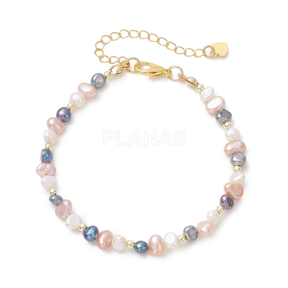 Pulsera dorada con perlas cultivadas de 3 colores.