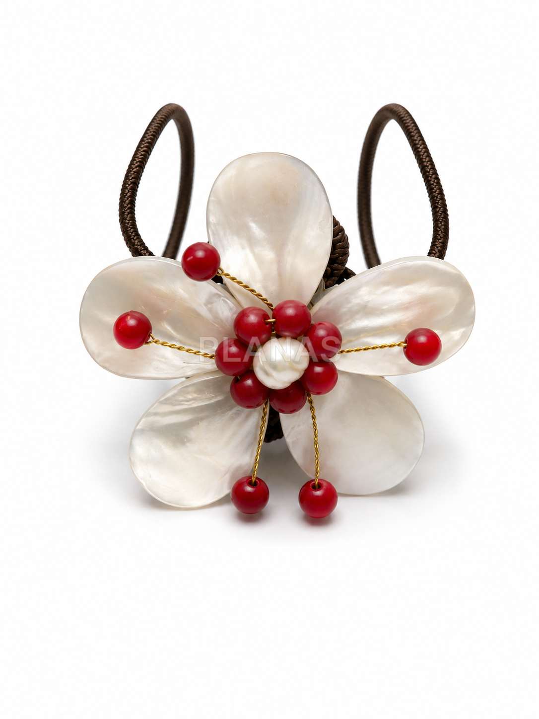 Pulseira artesanal de crochê e madrepérola.