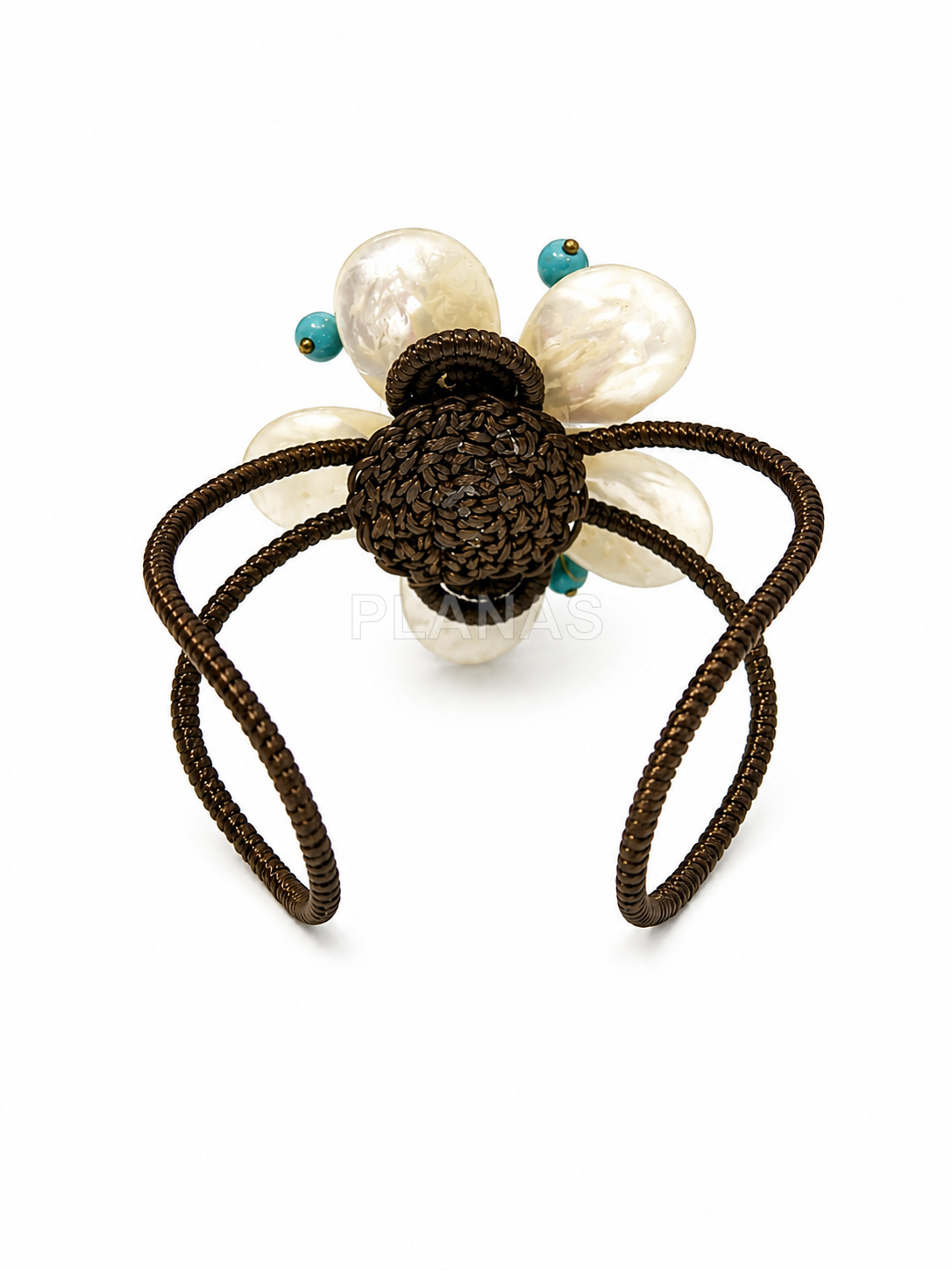 Pulseira artesanal de crochê e madrepérola.