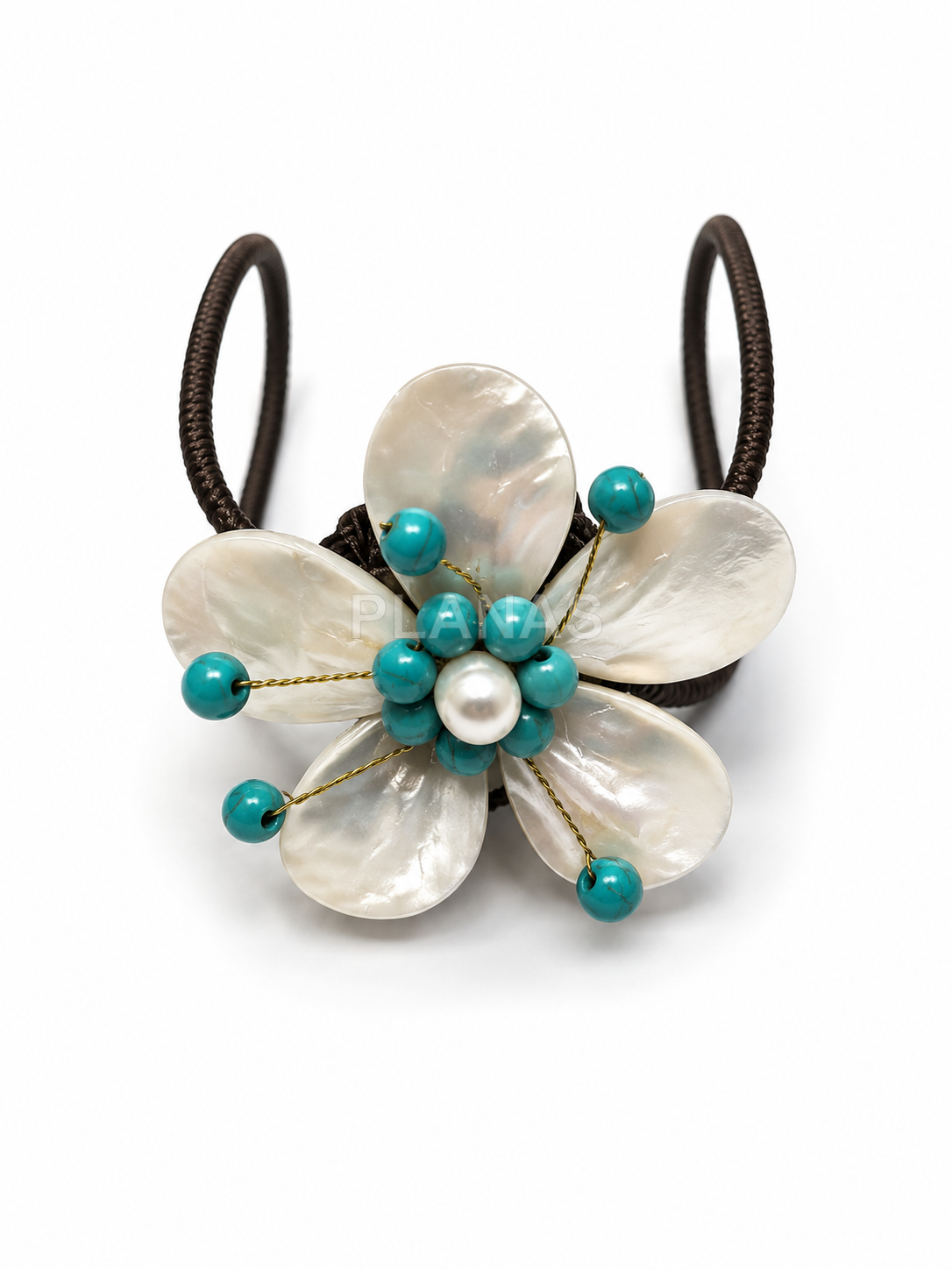 Pulseira artesanal de crochê e madrepérola.
