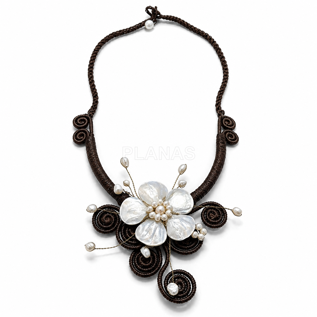 Collar de ganchillo y Nacar hecho a mano.