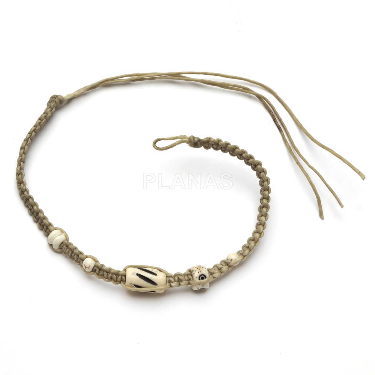 Pulseiras ou tornozeleiras trançadas com fio encerado resistente à água.