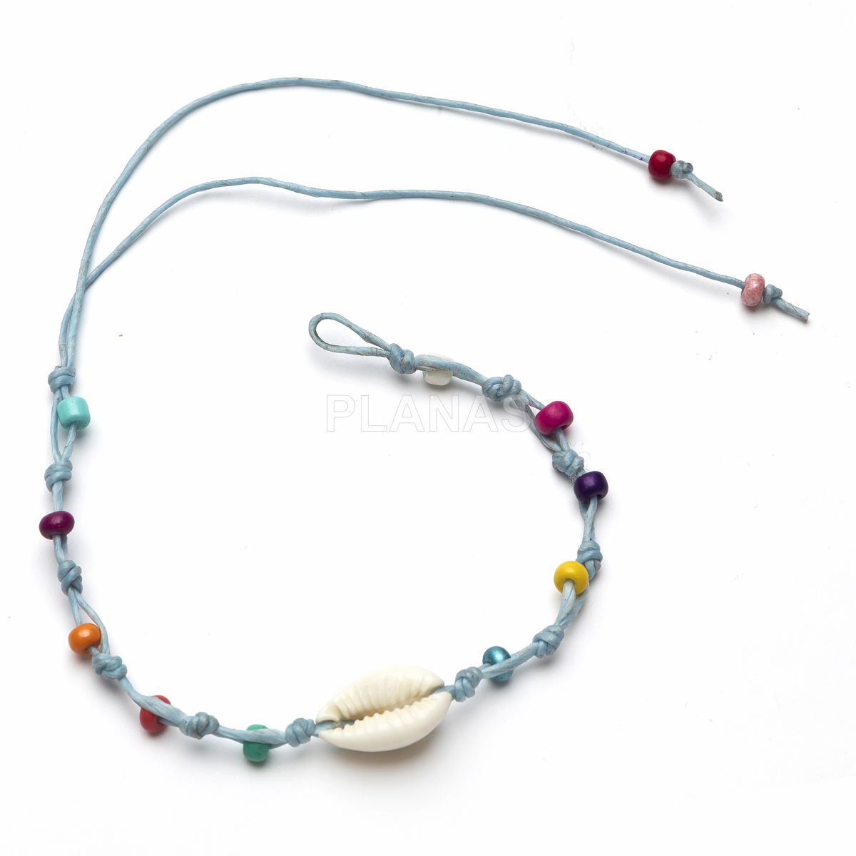 Pulseiras ou tornozeleiras trançadas com conchas.