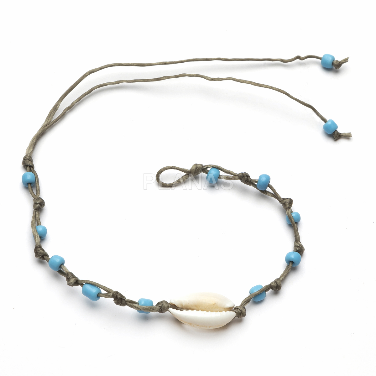Pulseiras ou tornozeleiras trançadas com conchas.
