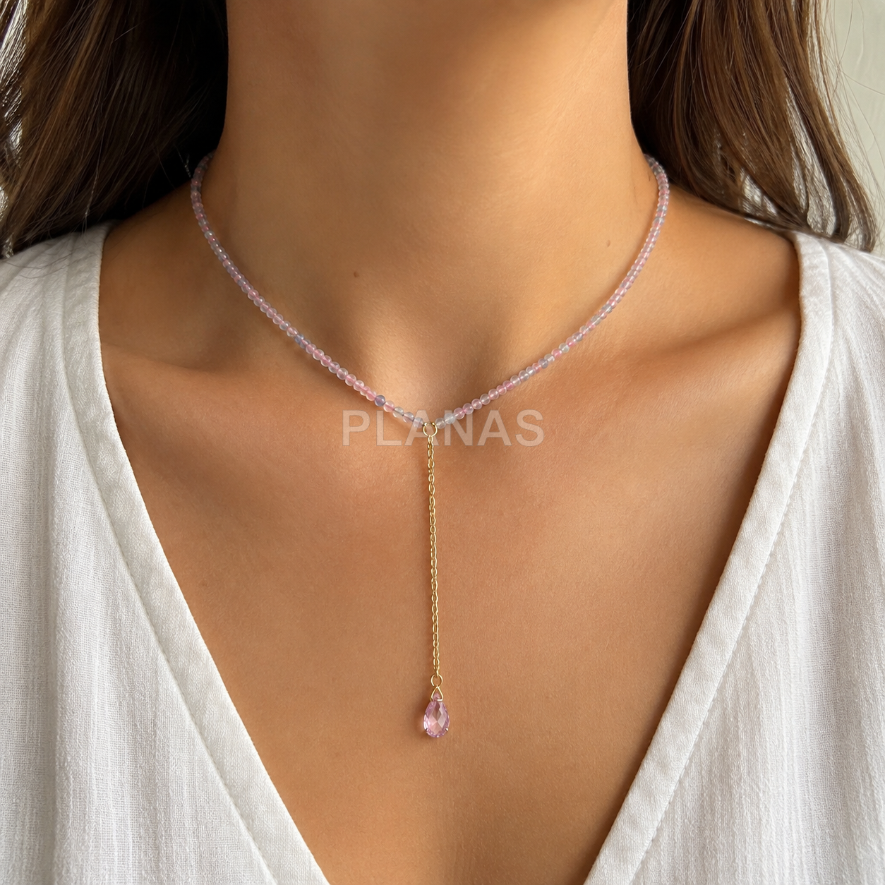Colar em prata de lei e banhado a ouro com componente em forma de gota de mineral e cristal swarovski.