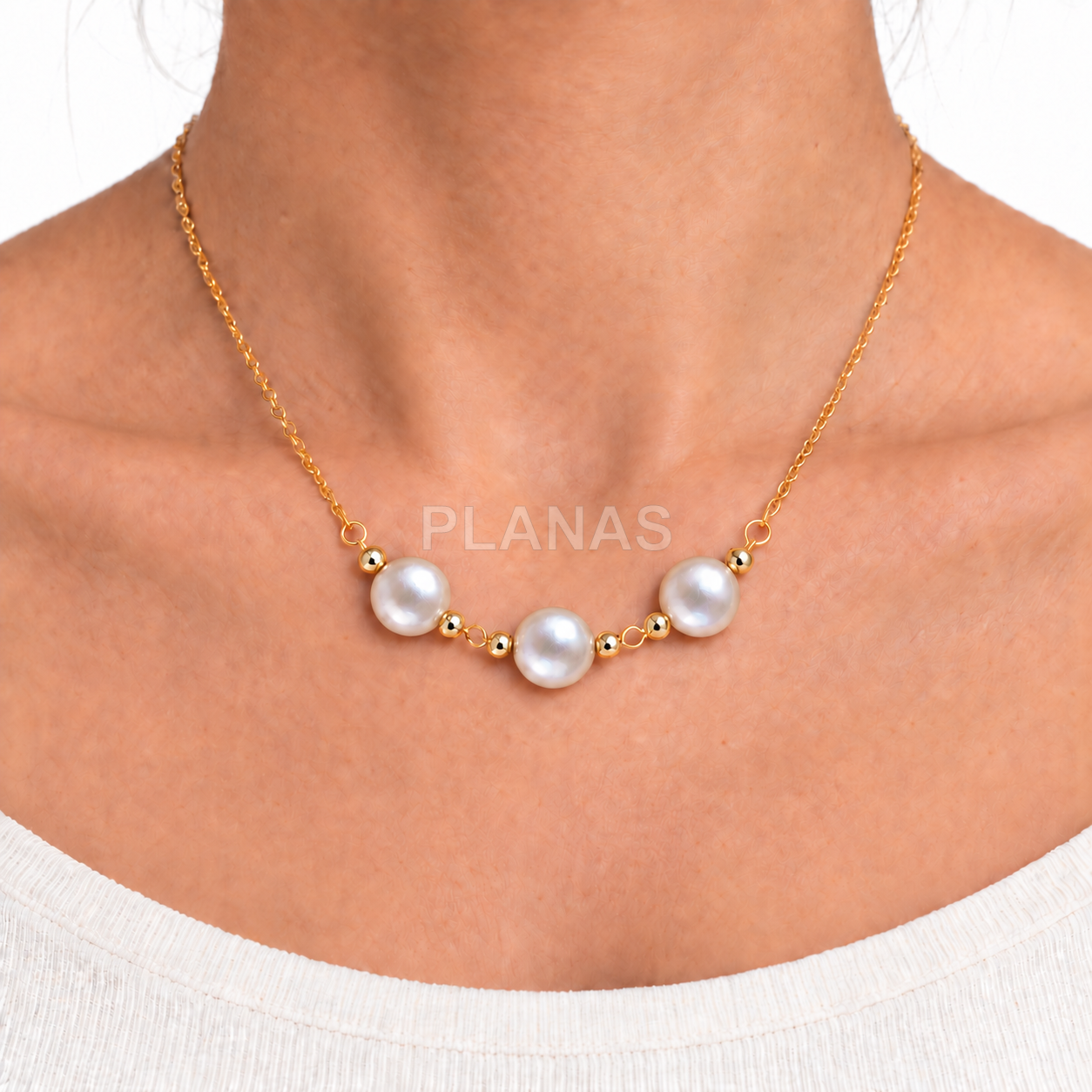Colar em prata de lei e banhado a ouro com uma pérola swarovski de 12 mm.