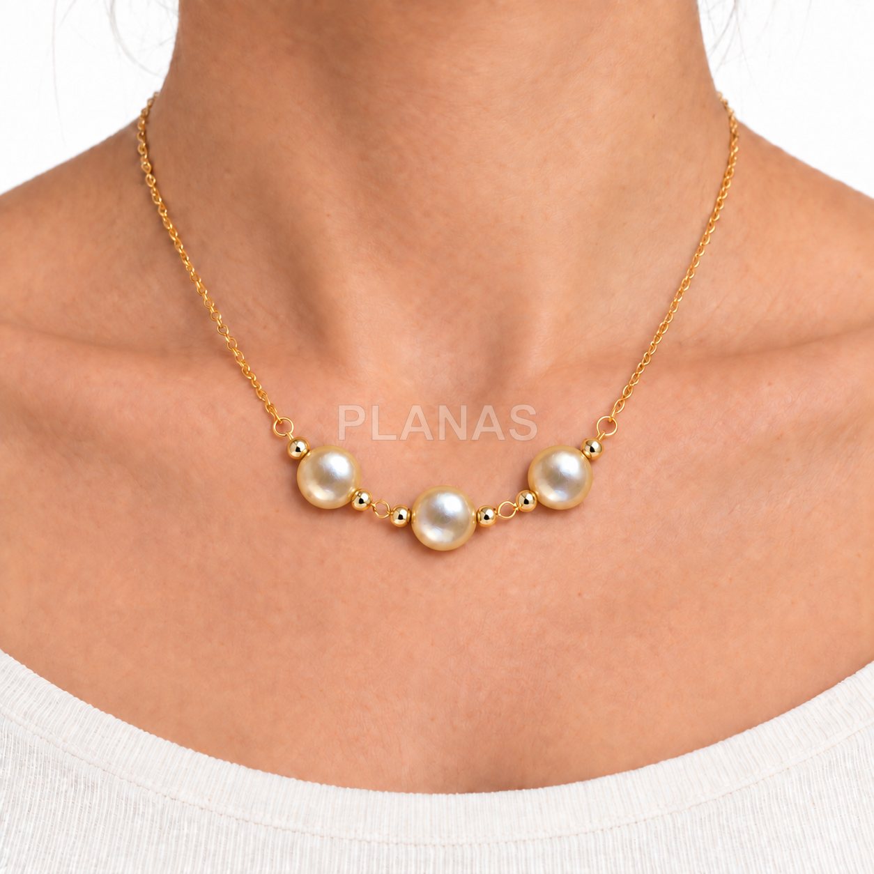 Colar em prata de lei e banhado a ouro com uma pérola swarovski de 12 mm.