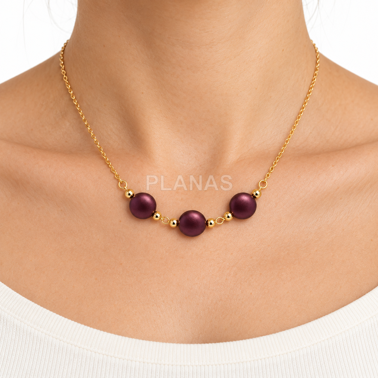 Colar em prata de lei e banhado a ouro com uma pérola swarovski de 12 mm.