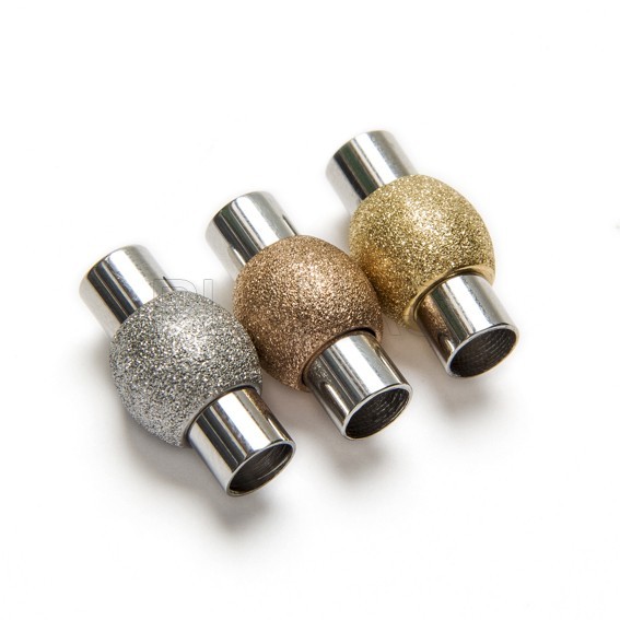 Aço 4 milímetros fecho magnético.