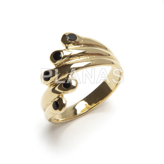 Anel de latão folheado a 1 micra gold e esmalte preto.
