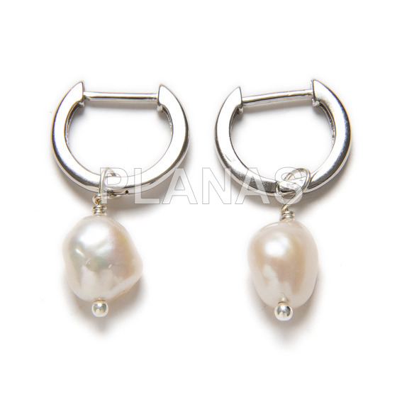Earrings in rhodium-plated sterling silver with cultivated pearl.