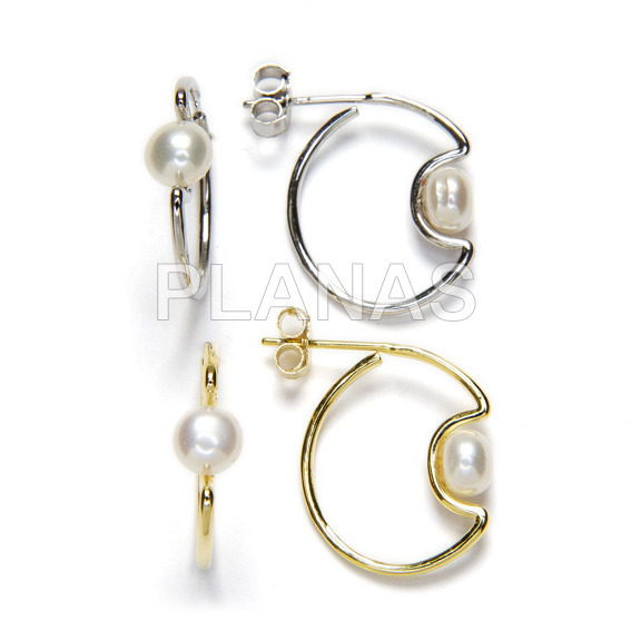 Earrings in rhodium-plated sterling silver with a 6mm cultured pearl.