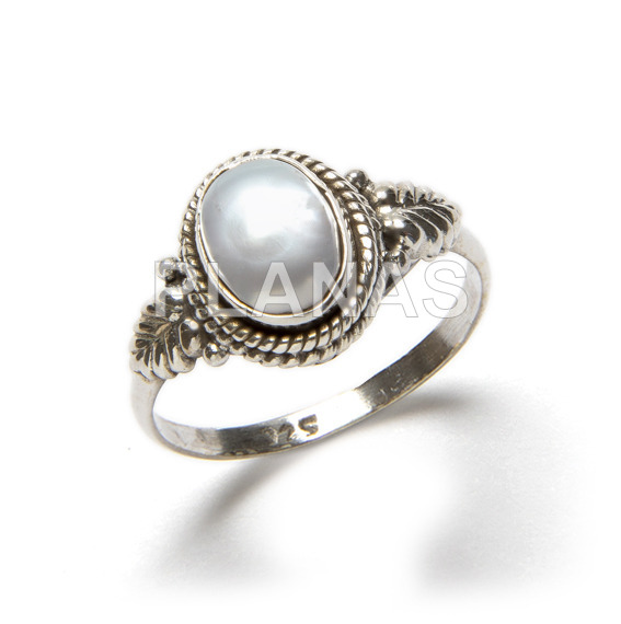 Ring in sterling silver and natural pearl.