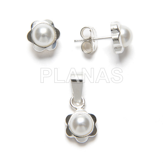Set in sterling silver and synthetic pearl.flor.
