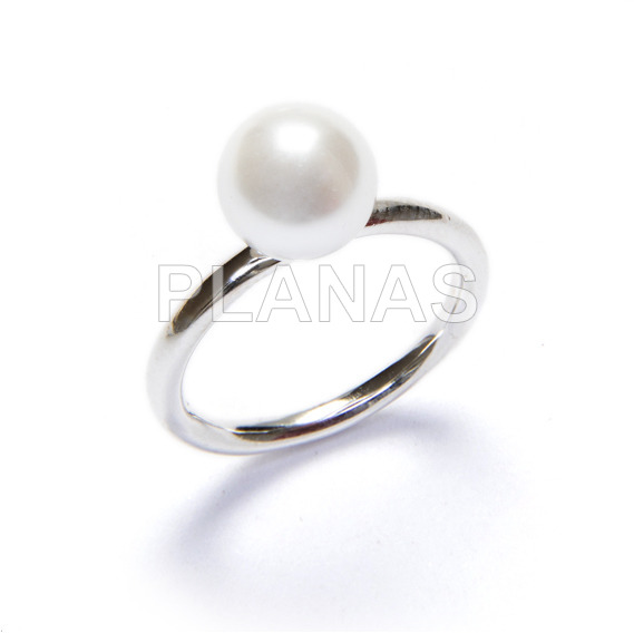 Ring in rhodium plated sterling silver and 8mm shell pearl.